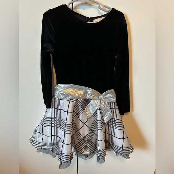 Girl’s 5T fun festive Christmas Holiday dress black and silver - Picture 1 of 11
